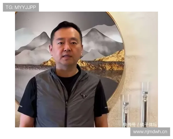 孔令辉拎菜篮子在小区门口和邻居侃大山，奥运金牌那张脸一下变成隔壁大叔